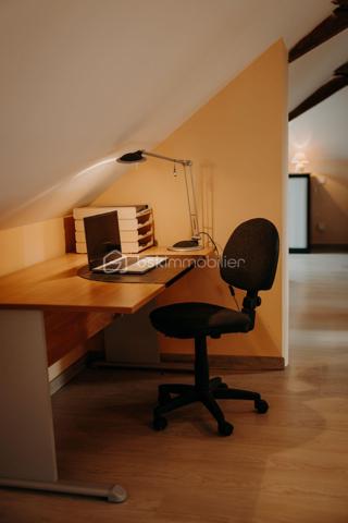 Je vous invite à venir découvrir, sur la commune de Saint Jean de Linière, cette maison ancienne rénovée avec goût, mélange de bois et de pierre d' ardoise du secteur.

Le bien, sur une parcelle de 462 m2, se compose d' une entrée ouverte sur la cuisine A/E et la pièce de vie, agrémentée de sa cheminée à foyer fermé et de ses jolis murs de pierre, d' une jolie extension vitrée pouvant faire office de salon, elle dispose d' un accès direct à la terrasse extérieur, d' une suite parentale avec dressing et salle de douche privative, une buanderie et un WC indépendant.
A l' étage on retrouve, une grande mezzanine faisant office de suite avec le coin nuit et la salle de bain privative, un WC se trouve au même niveau. Un devis pour fermer l' étage à été établi pour un montant totale de 1800 euros HT.
Le bien offre la possibilité de créer deux autres chambres, devis également établi au prix de 2500 euros HT.

Commerces et accès à la voie rapide à seulement  300m de la maison 

Mode chauffage cheminée à bois et radiateur électrique.
Taxe foncière 1370 euros