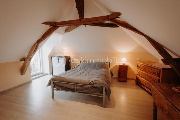 Je vous invite à venir découvrir, sur la commune de Saint Jean de Linière, cette maison ancienne rénovée avec goût, mélange de bois et de pierre d' ardoise du secteur.

Le bien, sur une parcelle de 462 m2, se compose d' une entrée ouverte sur la cuisine A/E et la pièce de vie, agrémentée de sa cheminée à foyer fermé et de ses jolis murs de pierre, d' une jolie extension vitrée pouvant faire office de salon, elle dispose d' un accès direct à la terrasse extérieur, d' une suite parentale avec dressing et salle de douche privative, une buanderie et un WC indépendant.
A l' étage on retrouve, une grande mezzanine faisant office de suite avec le coin nuit et la salle de bain privative, un WC se trouve au même niveau. Un devis pour fermer l' étage à été établi pour un montant totale de 1800 euros HT.
Le bien offre la possibilité de créer deux autres chambres, devis également établi au prix de 2500 euros HT.

Commerces et accès à la voie rapide à seulement  300m de la maison 

Mode chauffage cheminée à bois et radiateur électrique.
Taxe foncière 1370 euros