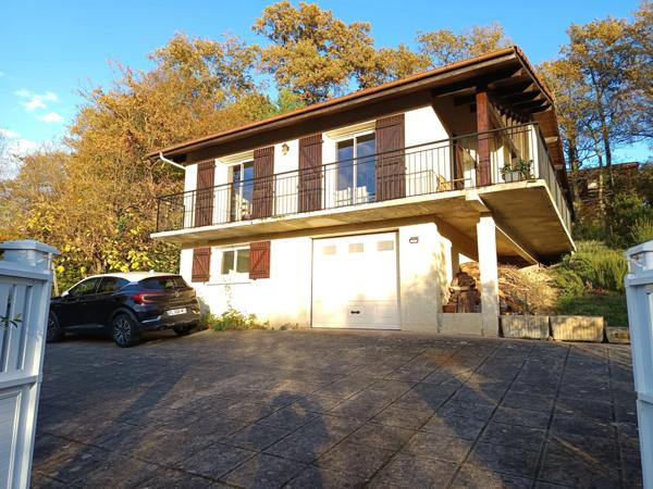 Maison constituée de deux appartements avec garage, située dans un quartier paisible.