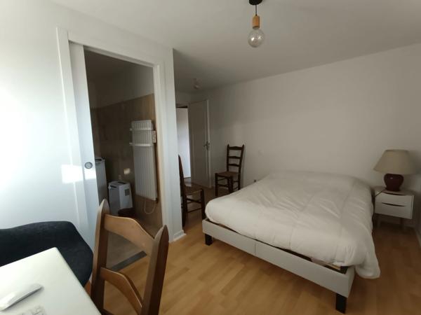 Maison constituée de deux appartements avec garage, située dans un quartier paisible.