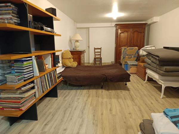 Maison constituée de deux appartements avec garage, située dans un quartier paisible.