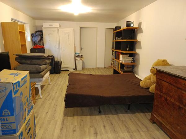 Maison constituée de deux appartements avec garage, située dans un quartier paisible.