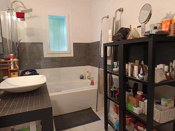 Maison constituée de deux appartements avec garage, située dans un quartier paisible.