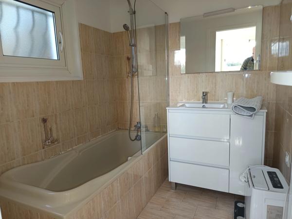 Maison constituée de deux appartements avec garage, située dans un quartier paisible.