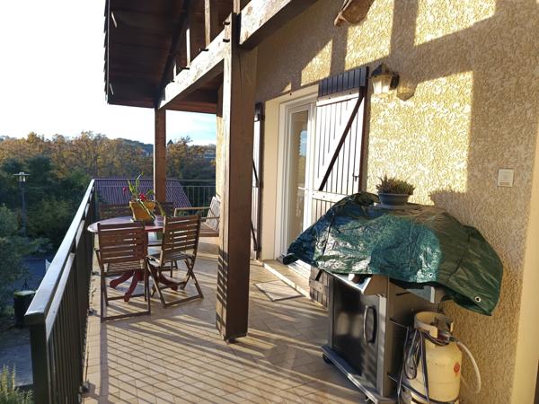 Maison constituée de deux appartements avec garage, située dans un quartier paisible.