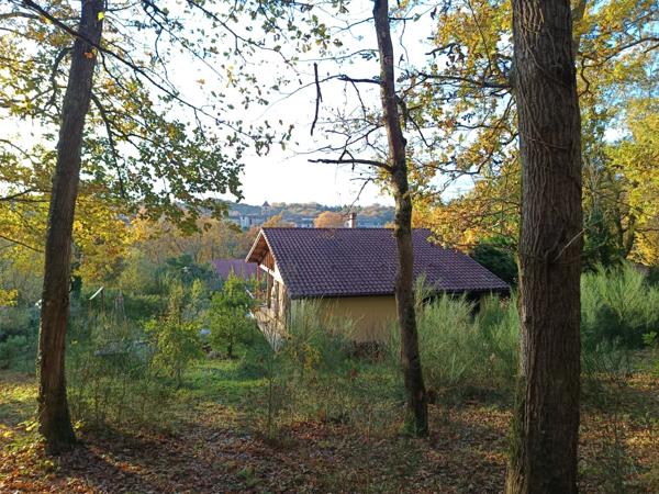 Maison constituée de deux appartements avec garage, située dans un quartier paisible.