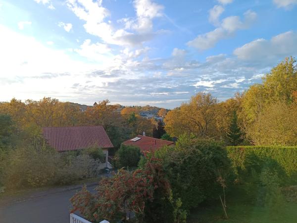 Maison constituée de deux appartements avec garage, située dans un quartier paisible.