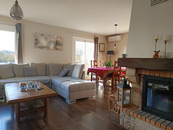 Maison constituée de deux appartements avec garage, située dans un quartier paisible.