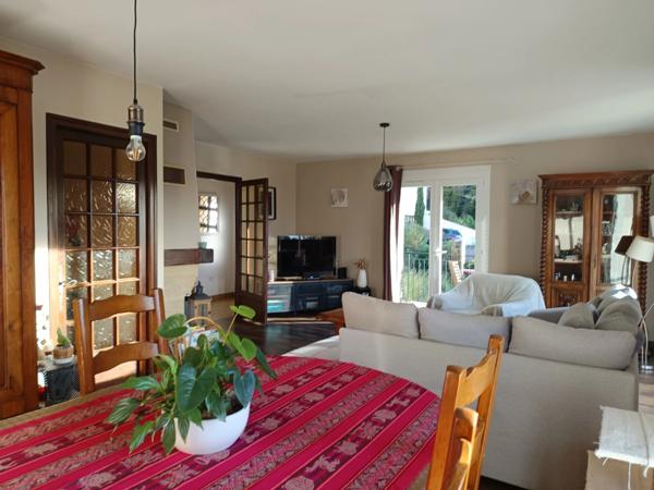 Maison constituée de deux appartements avec garage, située dans un quartier paisible.