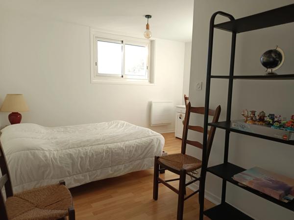 Maison constituée de deux appartements avec garage, située dans un quartier paisible.