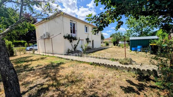 Maison à vendre GENSAC LA PALLUE avec ses 140 m² habitables et son jardin arboré