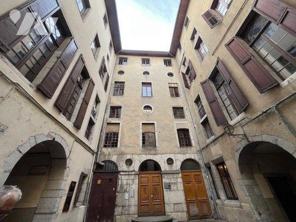 Appartement T6 centre ville Chambéry.

Cet appartement en duplex entièrement à rénover de 183...