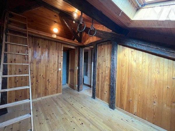 Appartement T6 centre ville Chambéry.

Cet appartement en duplex entièrement à rénover de 183...