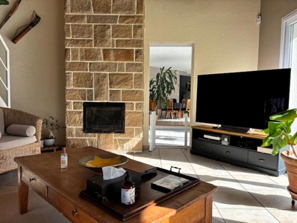 Propriété Familiale de 235 m² -4 chambres -Piscine-Dépendance-Terrain1700M²