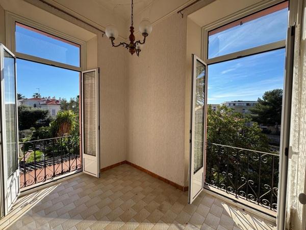 A pied des commerces, de la mer et de la gare