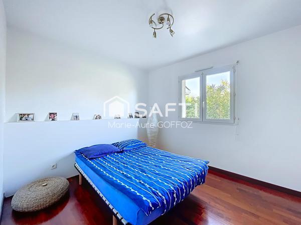 Belle contemporaine de plain pied avec piscine