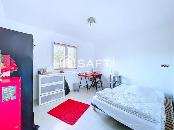 Belle contemporaine de plain pied avec piscine