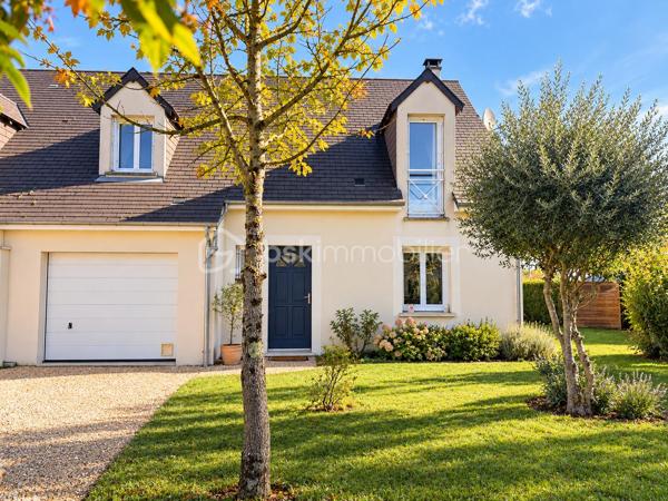 Vous recherchez une maison de trois chambres avec possibilité de vie de plain-pied, dans un environnement calme avec jardin intimiste et garage ? Cette maison est faite pour vous ! 
Au rez-de-chaussée : un hall d'entrée fermé avec placard de rangement, un accès au garage, à la cuisine équipée et aménagée avec îlot, ouverte sur le salon/séjour. L'ambiance est chaleureuse avec le poêle à bois et le parquet réchauffent l'atmosphère. L'accès direct à la terrasse permet de profiter pleinement du jardin et du calme environnant. Un WC et une salle d'eau d'appoint.
À l'étage : un palier dessert trois belles chambres dont deux avec placards coulissants, une salle de bains récente, un WC indépendant ainsi qu'un espace de rangement supplémentaire. 
Un garage d'environ 17 m2 avec porte motorisée ainsi qu'un cabanon de jardin complètent l'ensemble. Chauffage électrique. Portail électrique. 
Un bien agréable à vivre, idéal pour les personnes en recherche de tranquillité à proximité de Tours. Contactez-moi pour en savoir plus !