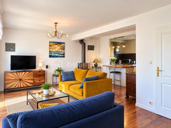 Vous recherchez une maison de trois chambres avec possibilité de vie de plain-pied, dans un environnement calme avec jardin intimiste et garage ? Cette maison est faite pour vous ! 
Au rez-de-chaussée : un hall d'entrée fermé avec placard de rangement, un accès au garage, à la cuisine équipée et aménagée avec îlot, ouverte sur le salon/séjour. L'ambiance est chaleureuse avec le poêle à bois et le parquet réchauffent l'atmosphère. L'accès direct à la terrasse permet de profiter pleinement du jardin et du calme environnant. Un WC et une salle d'eau d'appoint.
À l'étage : un palier dessert trois belles chambres dont deux avec placards coulissants, une salle de bains récente, un WC indépendant ainsi qu'un espace de rangement supplémentaire. 
Un garage d'environ 17 m2 avec porte motorisée ainsi qu'un cabanon de jardin complètent l'ensemble. Chauffage électrique. Portail électrique. 
Un bien agréable à vivre, idéal pour les personnes en recherche de tranquillité à proximité de Tours. Contactez-moi pour en savoir plus !