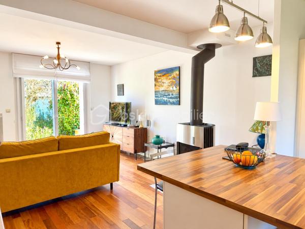 Vous recherchez une maison de trois chambres avec possibilité de vie de plain-pied, dans un environnement calme avec jardin intimiste et garage ? Cette maison est faite pour vous ! 
Au rez-de-chaussée : un hall d'entrée fermé avec placard de rangement, un accès au garage, à la cuisine équipée et aménagée avec îlot, ouverte sur le salon/séjour. L'ambiance est chaleureuse avec le poêle à bois et le parquet réchauffent l'atmosphère. L'accès direct à la terrasse permet de profiter pleinement du jardin et du calme environnant. Un WC et une salle d'eau d'appoint.
À l'étage : un palier dessert trois belles chambres dont deux avec placards coulissants, une salle de bains récente, un WC indépendant ainsi qu'un espace de rangement supplémentaire. 
Un garage d'environ 17 m2 avec porte motorisée ainsi qu'un cabanon de jardin complètent l'ensemble. Chauffage électrique. Portail électrique. 
Un bien agréable à vivre, idéal pour les personnes en recherche de tranquillité à proximité de Tours. Contactez-moi pour en savoir plus !