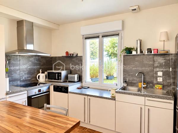 Vous recherchez une maison de trois chambres avec possibilité de vie de plain-pied, dans un environnement calme avec jardin intimiste et garage ? Cette maison est faite pour vous ! 
Au rez-de-chaussée : un hall d'entrée fermé avec placard de rangement, un accès au garage, à la cuisine équipée et aménagée avec îlot, ouverte sur le salon/séjour. L'ambiance est chaleureuse avec le poêle à bois et le parquet réchauffent l'atmosphère. L'accès direct à la terrasse permet de profiter pleinement du jardin et du calme environnant. Un WC et une salle d'eau d'appoint.
À l'étage : un palier dessert trois belles chambres dont deux avec placards coulissants, une salle de bains récente, un WC indépendant ainsi qu'un espace de rangement supplémentaire. 
Un garage d'environ 17 m2 avec porte motorisée ainsi qu'un cabanon de jardin complètent l'ensemble. Chauffage électrique. Portail électrique. 
Un bien agréable à vivre, idéal pour les personnes en recherche de tranquillité à proximité de Tours. Contactez-moi pour en savoir plus !