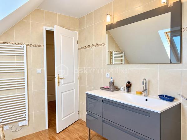 Vous recherchez une maison de trois chambres avec possibilité de vie de plain-pied, dans un environnement calme avec jardin intimiste et garage ? Cette maison est faite pour vous ! 
Au rez-de-chaussée : un hall d'entrée fermé avec placard de rangement, un accès au garage, à la cuisine équipée et aménagée avec îlot, ouverte sur le salon/séjour. L'ambiance est chaleureuse avec le poêle à bois et le parquet réchauffent l'atmosphère. L'accès direct à la terrasse permet de profiter pleinement du jardin et du calme environnant. Un WC et une salle d'eau d'appoint.
À l'étage : un palier dessert trois belles chambres dont deux avec placards coulissants, une salle de bains récente, un WC indépendant ainsi qu'un espace de rangement supplémentaire. 
Un garage d'environ 17 m2 avec porte motorisée ainsi qu'un cabanon de jardin complètent l'ensemble. Chauffage électrique. Portail électrique. 
Un bien agréable à vivre, idéal pour les personnes en recherche de tranquillité à proximité de Tours. Contactez-moi pour en savoir plus !
