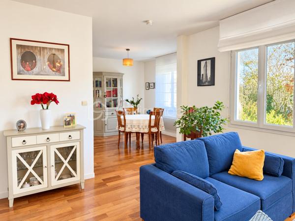 Vous recherchez une maison de trois chambres avec possibilité de vie de plain-pied, dans un environnement calme avec jardin intimiste et garage ? Cette maison est faite pour vous ! 
Au rez-de-chaussée : un hall d'entrée fermé avec placard de rangement, un accès au garage, à la cuisine équipée et aménagée avec îlot, ouverte sur le salon/séjour. L'ambiance est chaleureuse avec le poêle à bois et le parquet réchauffent l'atmosphère. L'accès direct à la terrasse permet de profiter pleinement du jardin et du calme environnant. Un WC et une salle d'eau d'appoint.
À l'étage : un palier dessert trois belles chambres dont deux avec placards coulissants, une salle de bains récente, un WC indépendant ainsi qu'un espace de rangement supplémentaire. 
Un garage d'environ 17 m2 avec porte motorisée ainsi qu'un cabanon de jardin complètent l'ensemble. Chauffage électrique. Portail électrique. 
Un bien agréable à vivre, idéal pour les personnes en recherche de tranquillité à proximité de Tours. Contactez-moi pour en savoir plus !