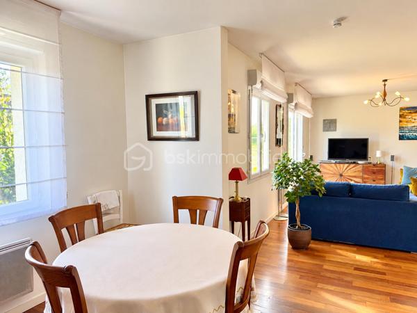 Vous recherchez une maison de trois chambres avec possibilité de vie de plain-pied, dans un environnement calme avec jardin intimiste et garage ? Cette maison est faite pour vous ! 
Au rez-de-chaussée : un hall d'entrée fermé avec placard de rangement, un accès au garage, à la cuisine équipée et aménagée avec îlot, ouverte sur le salon/séjour. L'ambiance est chaleureuse avec le poêle à bois et le parquet réchauffent l'atmosphère. L'accès direct à la terrasse permet de profiter pleinement du jardin et du calme environnant. Un WC et une salle d'eau d'appoint.
À l'étage : un palier dessert trois belles chambres dont deux avec placards coulissants, une salle de bains récente, un WC indépendant ainsi qu'un espace de rangement supplémentaire. 
Un garage d'environ 17 m2 avec porte motorisée ainsi qu'un cabanon de jardin complètent l'ensemble. Chauffage électrique. Portail électrique. 
Un bien agréable à vivre, idéal pour les personnes en recherche de tranquillité à proximité de Tours. Contactez-moi pour en savoir plus !
