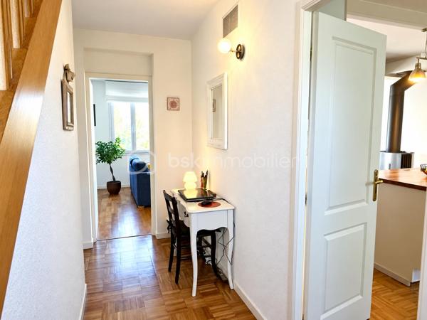 Vous recherchez une maison de trois chambres avec possibilité de vie de plain-pied, dans un environnement calme avec jardin intimiste et garage ? Cette maison est faite pour vous ! 
Au rez-de-chaussée : un hall d'entrée fermé avec placard de rangement, un accès au garage, à la cuisine équipée et aménagée avec îlot, ouverte sur le salon/séjour. L'ambiance est chaleureuse avec le poêle à bois et le parquet réchauffent l'atmosphère. L'accès direct à la terrasse permet de profiter pleinement du jardin et du calme environnant. Un WC et une salle d'eau d'appoint.
À l'étage : un palier dessert trois belles chambres dont deux avec placards coulissants, une salle de bains récente, un WC indépendant ainsi qu'un espace de rangement supplémentaire. 
Un garage d'environ 17 m2 avec porte motorisée ainsi qu'un cabanon de jardin complètent l'ensemble. Chauffage électrique. Portail électrique. 
Un bien agréable à vivre, idéal pour les personnes en recherche de tranquillité à proximité de Tours. Contactez-moi pour en savoir plus !