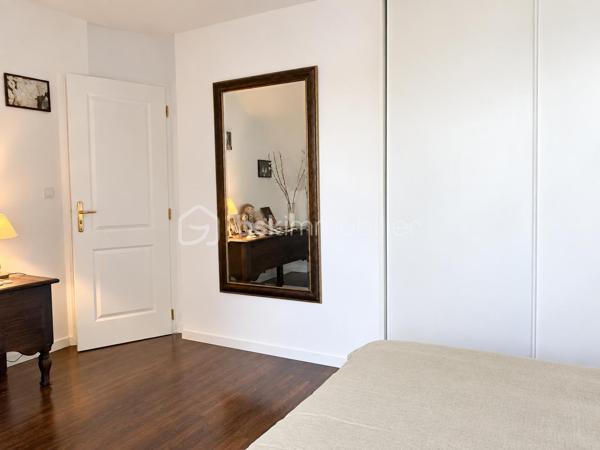 Vous recherchez une maison de trois chambres avec possibilité de vie de plain-pied, dans un environnement calme avec jardin intimiste et garage ? Cette maison est faite pour vous ! 
Au rez-de-chaussée : un hall d'entrée fermé avec placard de rangement, un accès au garage, à la cuisine équipée et aménagée avec îlot, ouverte sur le salon/séjour. L'ambiance est chaleureuse avec le poêle à bois et le parquet réchauffent l'atmosphère. L'accès direct à la terrasse permet de profiter pleinement du jardin et du calme environnant. Un WC et une salle d'eau d'appoint.
À l'étage : un palier dessert trois belles chambres dont deux avec placards coulissants, une salle de bains récente, un WC indépendant ainsi qu'un espace de rangement supplémentaire. 
Un garage d'environ 17 m2 avec porte motorisée ainsi qu'un cabanon de jardin complètent l'ensemble. Chauffage électrique. Portail électrique. 
Un bien agréable à vivre, idéal pour les personnes en recherche de tranquillité à proximité de Tours. Contactez-moi pour en savoir plus !