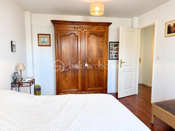 Vous recherchez une maison de trois chambres avec possibilité de vie de plain-pied, dans un environnement calme avec jardin intimiste et garage ? Cette maison est faite pour vous ! 
Au rez-de-chaussée : un hall d'entrée fermé avec placard de rangement, un accès au garage, à la cuisine équipée et aménagée avec îlot, ouverte sur le salon/séjour. L'ambiance est chaleureuse avec le poêle à bois et le parquet réchauffent l'atmosphère. L'accès direct à la terrasse permet de profiter pleinement du jardin et du calme environnant. Un WC et une salle d'eau d'appoint.
À l'étage : un palier dessert trois belles chambres dont deux avec placards coulissants, une salle de bains récente, un WC indépendant ainsi qu'un espace de rangement supplémentaire. 
Un garage d'environ 17 m2 avec porte motorisée ainsi qu'un cabanon de jardin complètent l'ensemble. Chauffage électrique. Portail électrique. 
Un bien agréable à vivre, idéal pour les personnes en recherche de tranquillité à proximité de Tours. Contactez-moi pour en savoir plus !