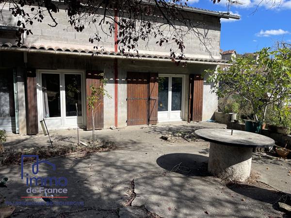 Bel emplacement commercial entrepôt 330 m² + Appartement T5 106 m² sur parcelle de 1360 m²