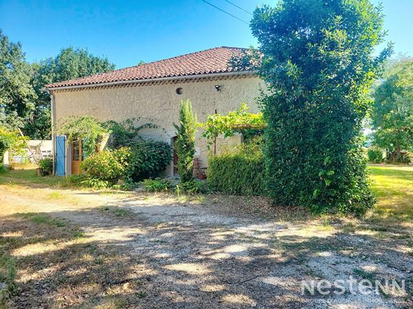 A Vendre Maison en pierre rénovée de cinq pièces sur propriété de plus de 2.4 hectares