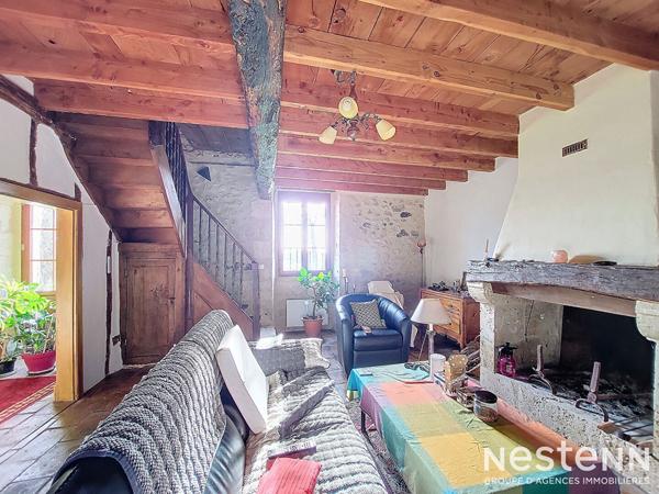 A Vendre Maison en pierre rénovée de cinq pièces sur propriété de plus de 2.4 hectares