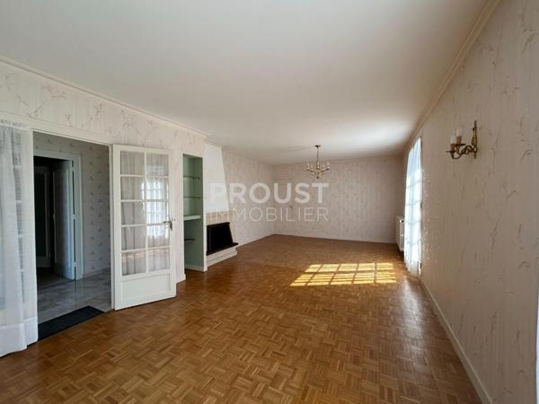 En exclusivité, quartier sainte pezenne, plain-pied avec garage et jardin.