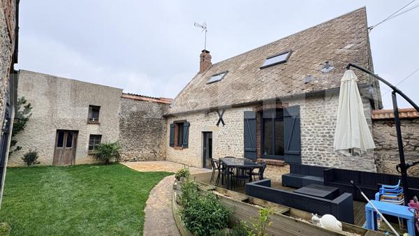 Charmante maison ancienne de 102 m2 avec poutres apparentes et murs en pierre