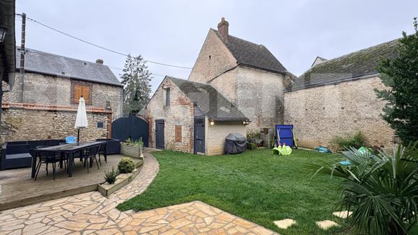 Charmante maison ancienne de 102 m2 avec poutres apparentes et murs en pierre