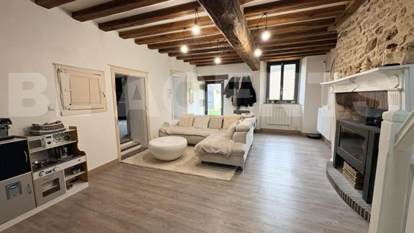 Charmante maison ancienne de 102 m2 avec poutres apparentes et murs en pierre