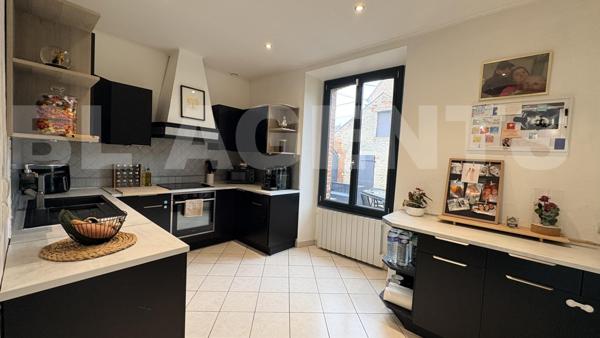 Charmante maison ancienne de 102 m2 avec poutres apparentes et murs en pierre