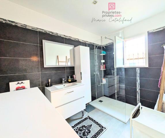 Maison contemporaine de plain-pied ? 115 m² sur 1500m² de terrain - Piscine ? En impasse, sans vis-à-vis