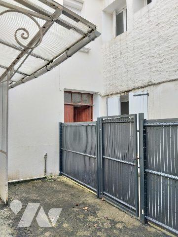 ENSEMBLE DE DEUX MAISONS JARDINS + GARAGES