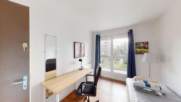 Location                                                      Appartement
                        
                     5 pièces                      96 m2                     à Évry-Courcouronnes