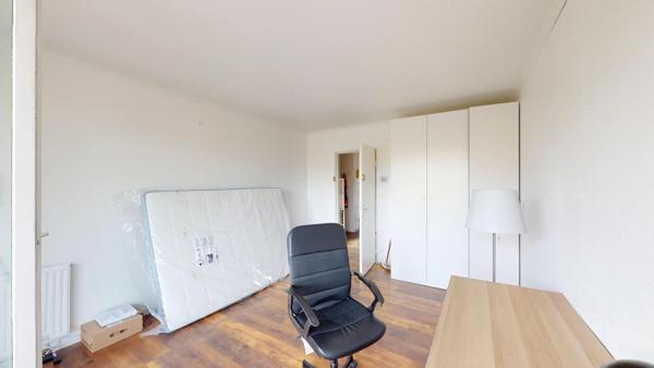 Location                                                      Appartement
                        
                     5 pièces                      96 m2                     à Évry-Courcouronnes