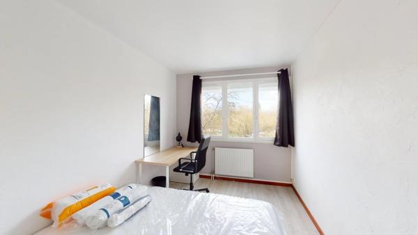 Location                                                      Appartement
                        
                     5 pièces                      96 m2                     à Évry-Courcouronnes