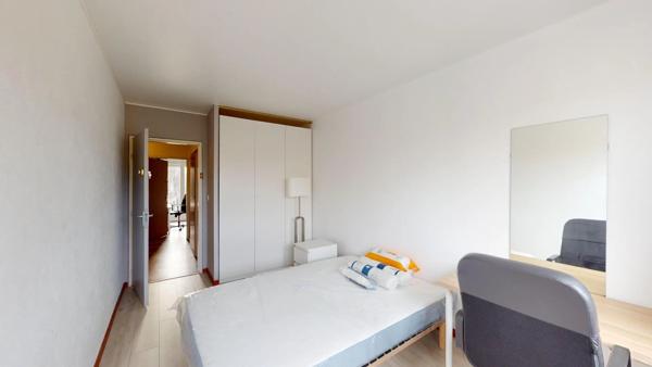 Location                                                      Appartement
                        
                     5 pièces                      96 m2                     à Évry-Courcouronnes