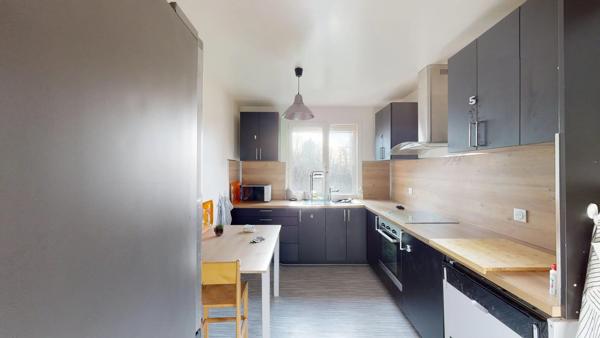 Location                                                      Appartement
                        
                     5 pièces                      96 m2                     à Évry-Courcouronnes