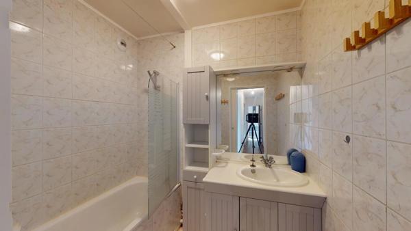 Location                                                      Appartement
                        
                     5 pièces                      96 m2                     à Évry-Courcouronnes