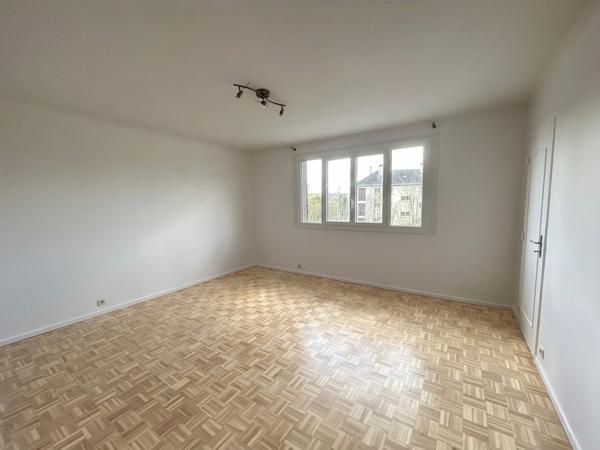 APPARTEMENT DE 2 PIECES A VENDRE A PLAISIR - CENTRE VILLE
