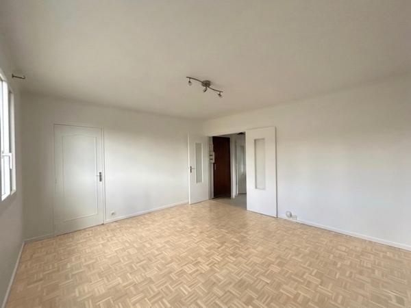 APPARTEMENT DE 2 PIECES A VENDRE A PLAISIR - CENTRE VILLE