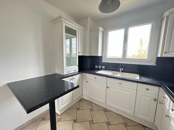 APPARTEMENT DE 2 PIECES A VENDRE A PLAISIR - CENTRE VILLE